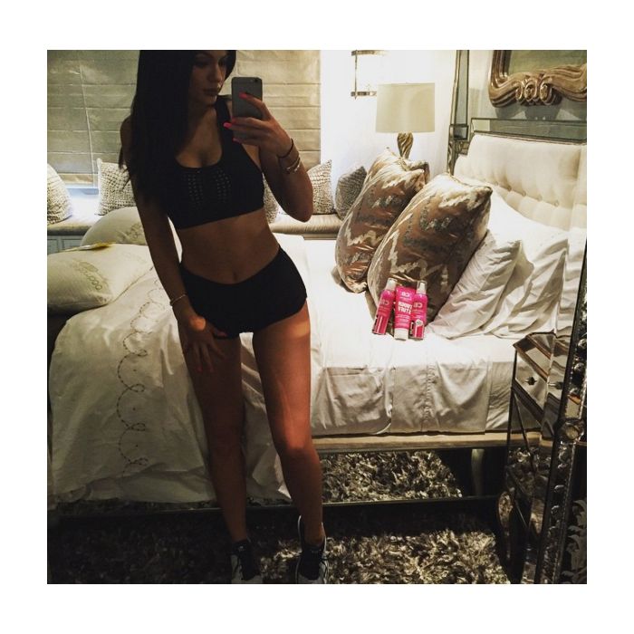 Kylie Jenner tira selfie antes de dormir e posa na cama! Quem vai acompanhar?