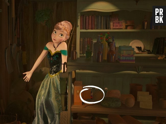 De "Frozen": um pequeno Mickey Mouse pode ser visto em uma das cenas do filme
