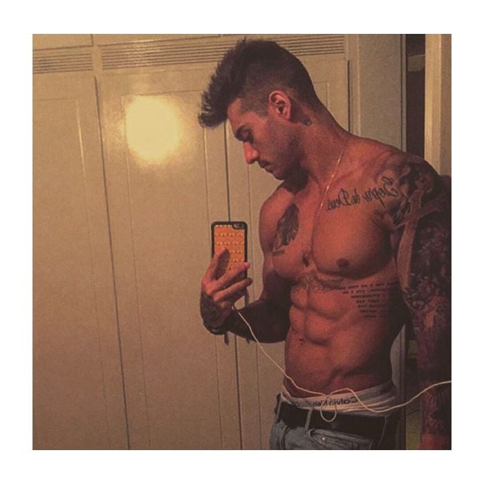 Lucas Lucco vive abusando das selfies sem camisa no Instagram