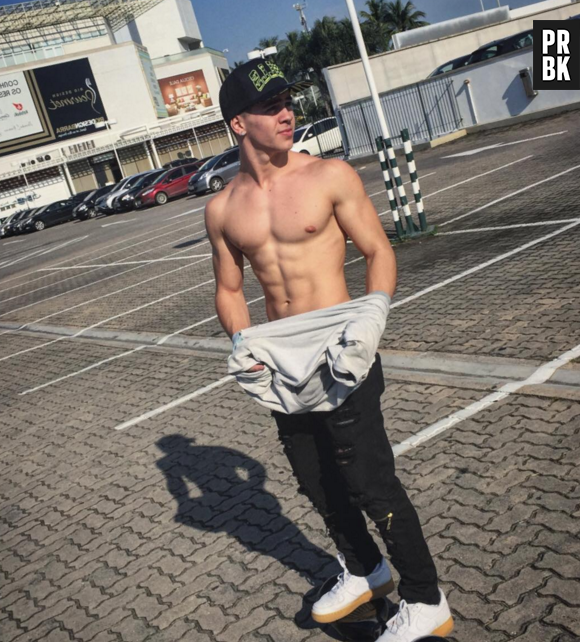 Biel adora malhar e exibir o resultado de tanto esforço para sua família baladeira