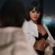 Em nova prévia de "Hands To Myself", Selena Gomez aparece de calcinha e sutiã