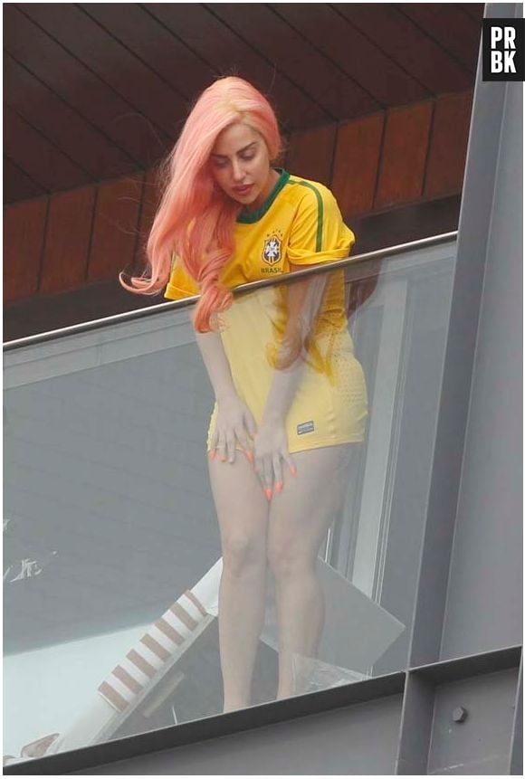 Quando veio ao Brasil em 2012 para se apresentar, Lady Gaga vestiu a camisa do Brasil e ainda fez uma tatuagem escrito Rio