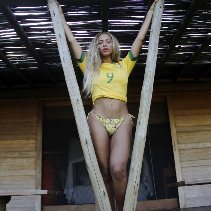A diva Beyoncé sempre compartilha várias fotos com referência ao Brasil. Inclusive, os clipes de seu úktimo CD, que leva seu nome, ela gravou em terras tupiniquins