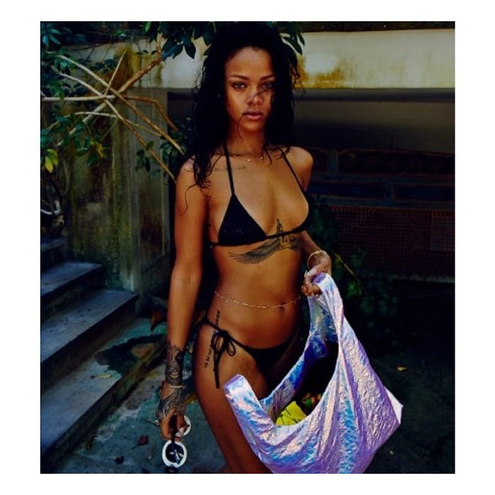 De biquíni, Rihanna mostrou suas curvas no Instagram