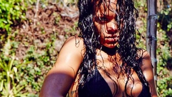 Rihanna posta foto sensualizando de biquíni no Instagram e exibe suas tatuagens