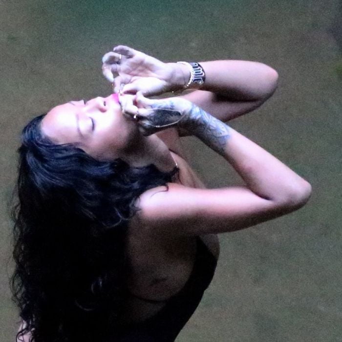 Na ultima quarta-feira (15), Rihana fumou um cigarrinho suspeito durante um passeio no Horto, Zona Sul do Rio