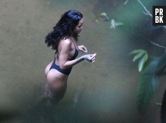 De maiô cavado e fio dental, Rihanna se refrescou em uma das cachoeiras do Horto, Zona Sul do Rio