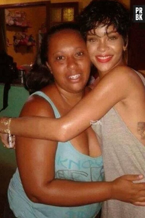 Durante o ensaio fotográfico que fez para uma revista, Rihanna abraçou a professora Marília e posou para foto. A moça foi responsável por oferecer a sua casa para hospedar Riri enquanto fotografava