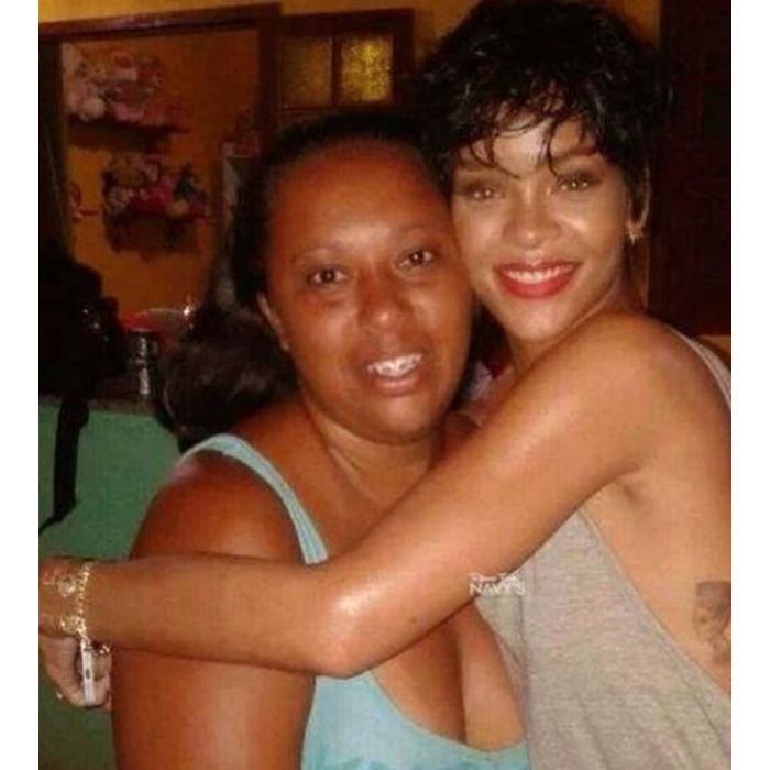 Durante o ensaio fotográfico que fez para uma revista, Rihanna abraçou a professora Marília e posou para foto. A moça foi responsável por oferecer a sua casa para hospedar Riri enquanto fotografava