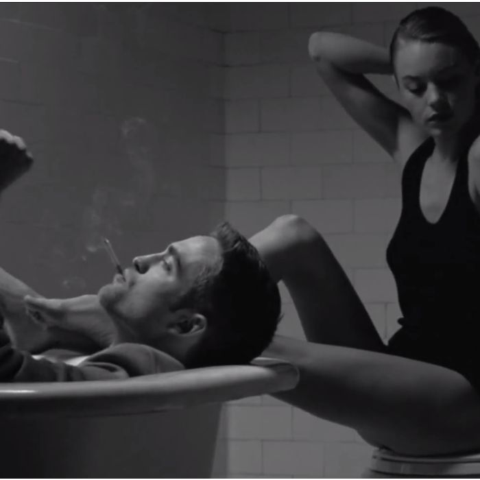 Na propaganda da fragrância Dior Homme, Robert Pattinson aparece sensual