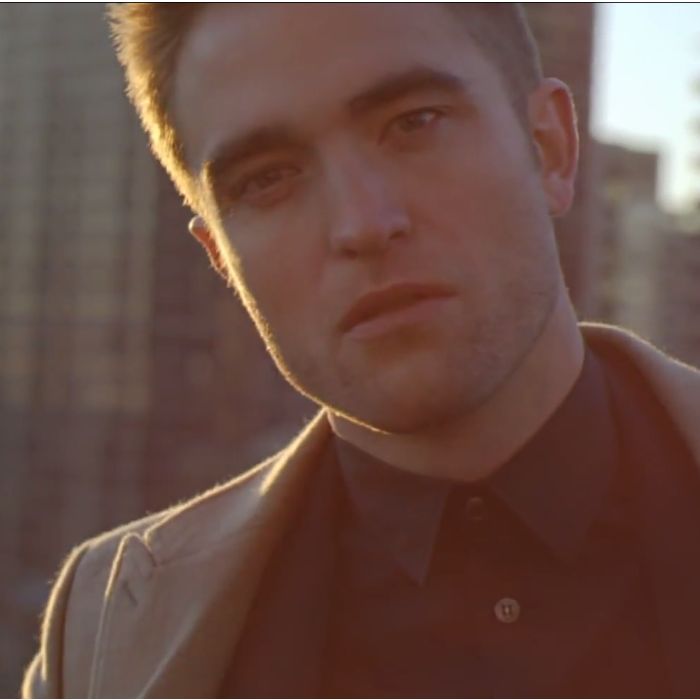 O ator Robert Pattinson contou em entrevista ao &quot;The Wall Street Journal&quot; que curte o estilo de roupas manhadas: &quot; Há lojas que vendem essas camisetas manchadas de suor por uns US$ 80&quot; 