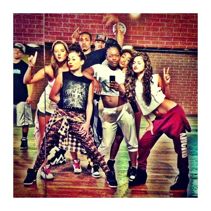 Selena Gomez publicou uma foto na qual ela ensaia com seus dançarinos