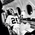 Selena Gomez mostra um momento de relaxamento no avião