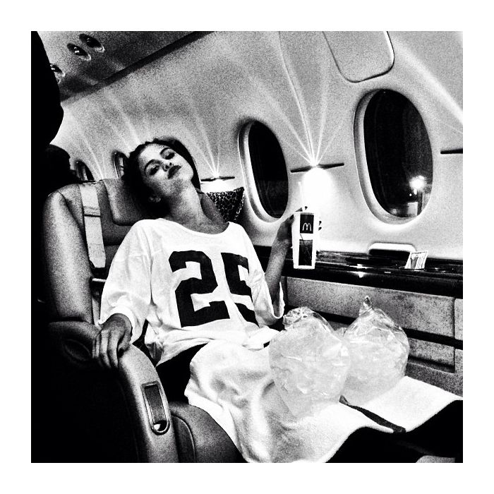 Selena Gomez mostra um momento de relaxamento no avião