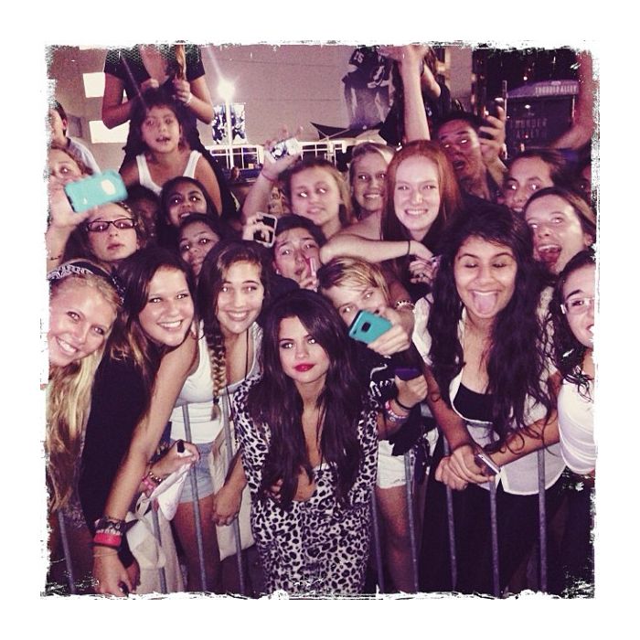 Selena Gomez sempre posa com os fãs depois de seus shows