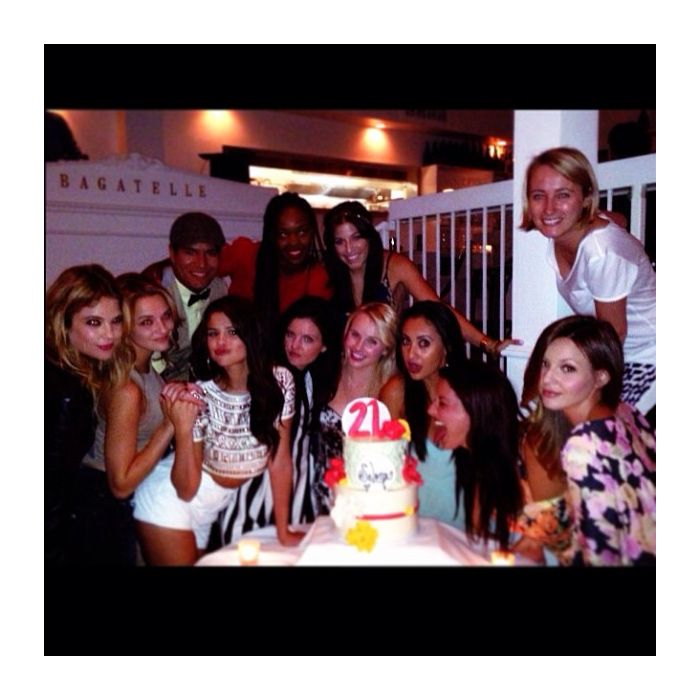 Selena Gomez comemorou seu aniversário de 21 anos com direito à festão em 2013!