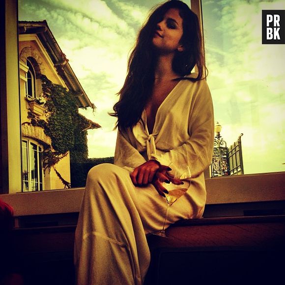 Selena Gomez mostra um momento de descontração em Paris antes de dormir