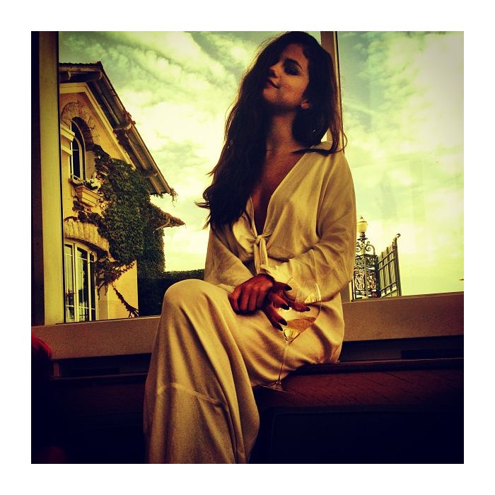 Selena Gomez mostra um momento de descontração em Paris antes de dormir