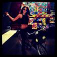 Selena Gomez exibe seu corpão enquanto anda de bicicleta!