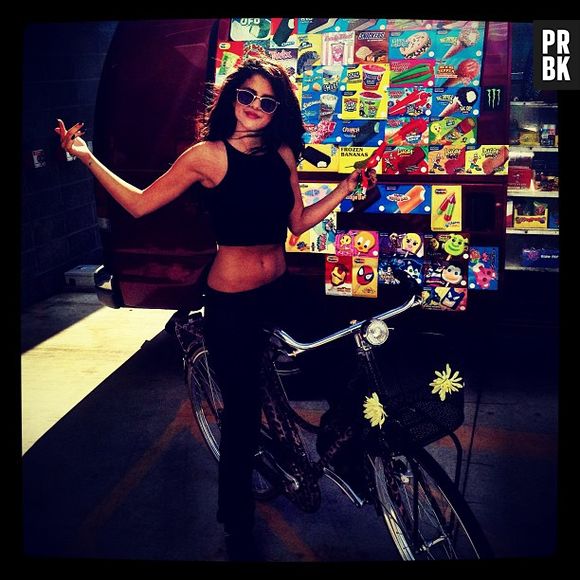 Selena Gomez exibe seu corpão enquanto anda de bicicleta!