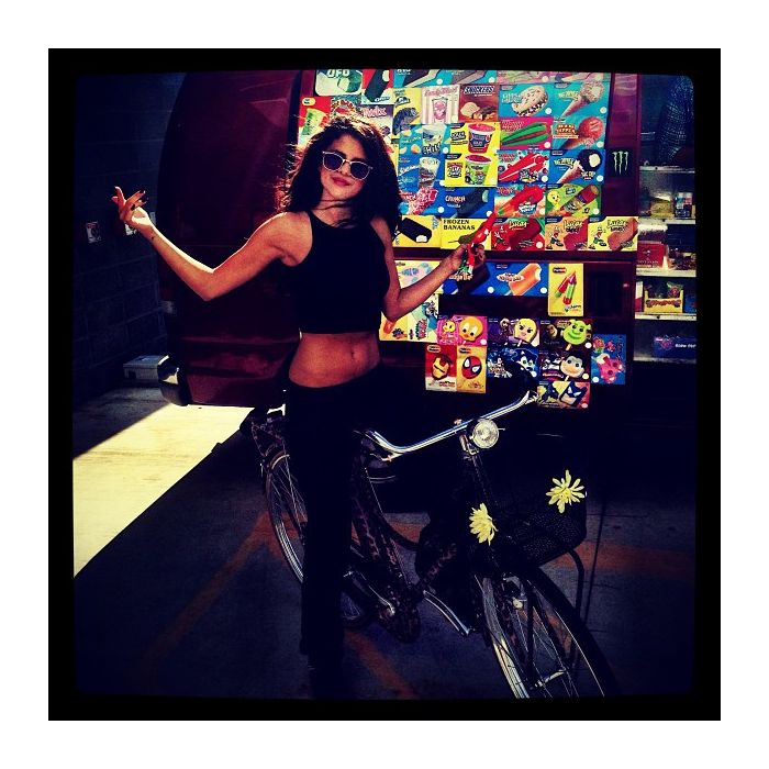 Selena Gomez exibe seu corpão enquanto anda de bicicleta!