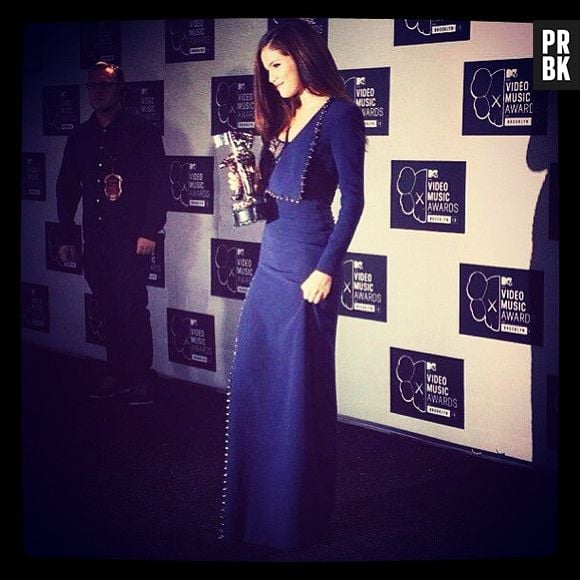 Selena Gomez mostra sua estatueta do astronauta no "VMA 2013"