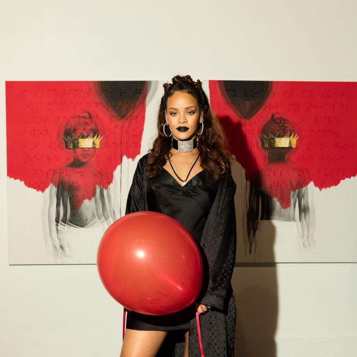Rihanna revela no Twitter que cantará no Grammy Awards 2016, e fãs acreditam que cantora deva cantar &quot;Work&quot;, primeiro single do &quot;ANTi&quot;
