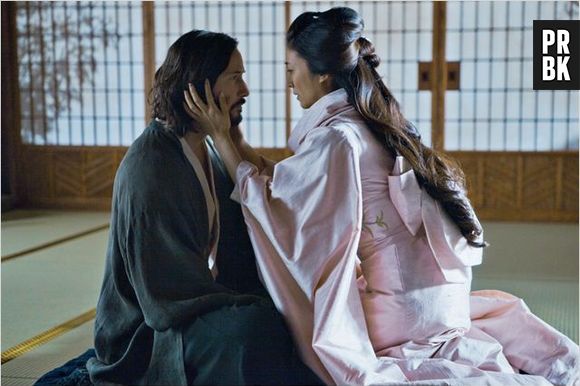 Kai (Keanu Reeves) nutre um amor por Mika (Ko Shibasaki) em "47 Ronins"