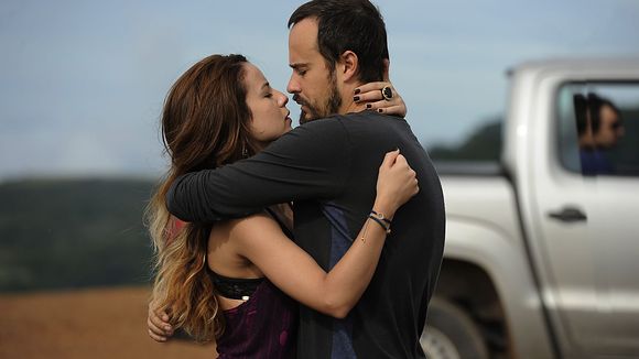 Em "A Teia": Baroni (Paulinho Vilhena) rouba fortuna em aeroporto de Brasília!