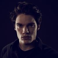 Clipe de "Vampire Academy" mostra Christian Ozera (Dominic Sherwood) aprontando