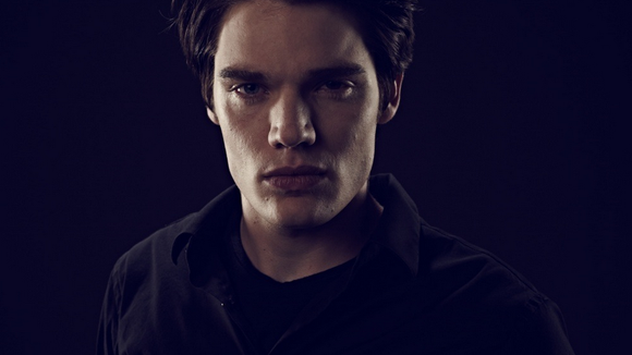 Clipe de "Vampire Academy" mostra Christian Ozera (Dominic Sherwood) aprontando