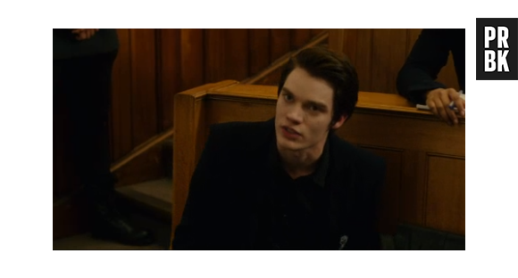 Christian Ozera (Dominic Sherwood) coloca fogo em um Moroi no filme "Vampire Academy"