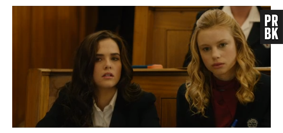 Rose Hathaway (Zoey Deutch) e Lissa Dragomir (Lucy Fry) tentam se defender em "Vampire Academy"