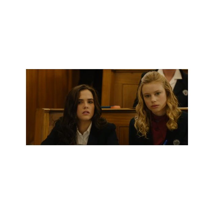 Rose Hathaway (Zoey Deutch) e Lissa Dragomir (Lucy Fry) tentam se defender em &quot;Vampire Academy&quot;
