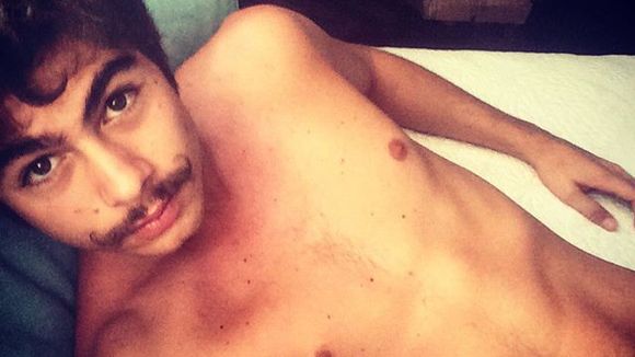 Rafael Vitti, de "Velho Chico", posa sem camisa e com bigode para selfie no Instagram
