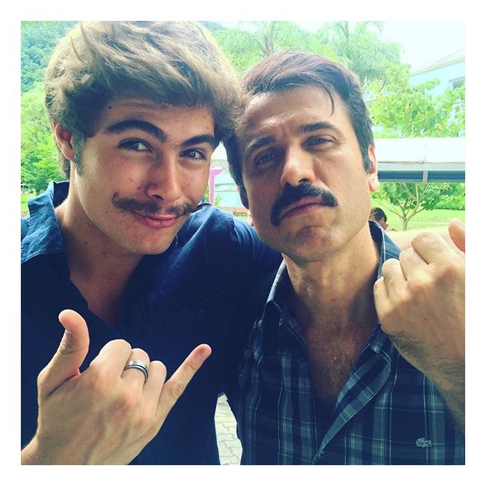 Rafael Vitti está exibindo o bigode que aderiu para &quot;Velho Chico&quot; em fotos no Instagram