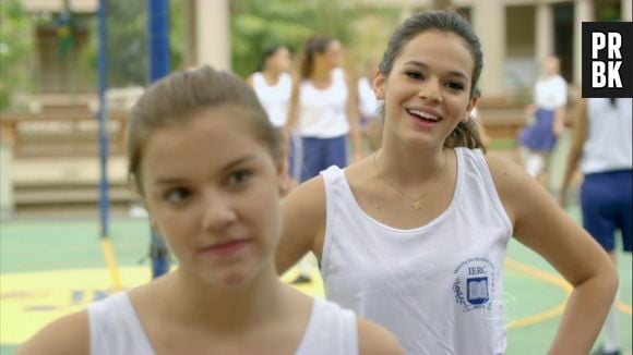 Shirley ( Alice Wegmann ) e a rival Helena ( Bruna Marquezine ) na novela "Em Família"