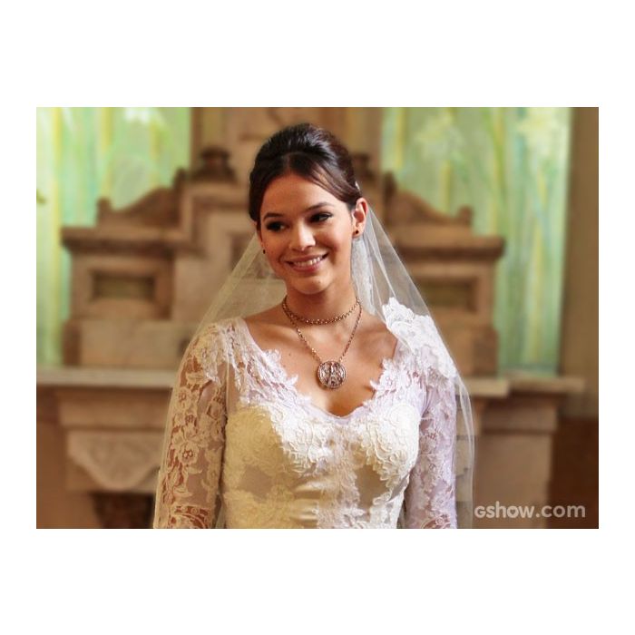 Na novela &quot;Em Família&quot;, Helena (Bruna Marquezine) adiantou o casamento com Laerte (Guilherme Leicam) por causa da sua gravidez