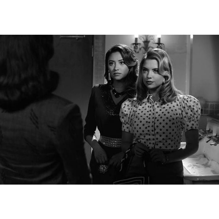 Hanna (Ashley Benson) e Emily (Shay Mitchell) enfrentarão inimigos em &quot;Pretty Little Liars&quot;