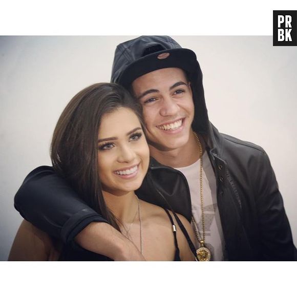 No show em Lorena, Biel pediu Flavia Pavanelli em namoro e beijou a amada no palco