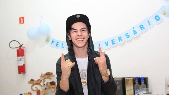 Biel faz show em seu aniversário, pede Flavia Pavanelli em namoro e recebe MC Gui no palco!