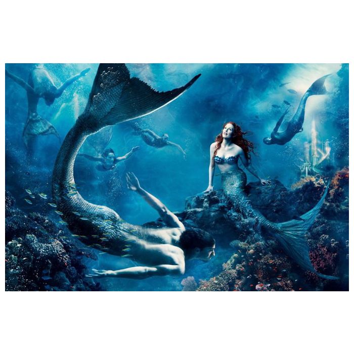  Julianne Moore como Ariel e Michael Phelps como Tritão da Pequena Sereia 