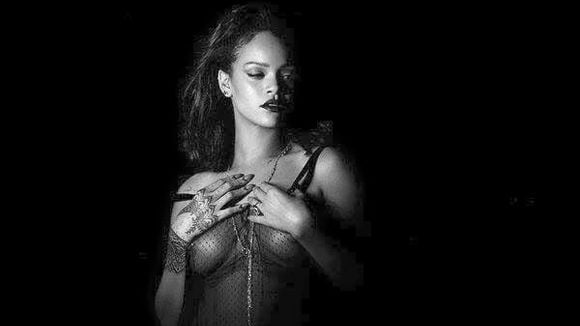 Rihanna divulga dois novos singles de uma só vez e surge de topless no clipe "Kiss It Better"!