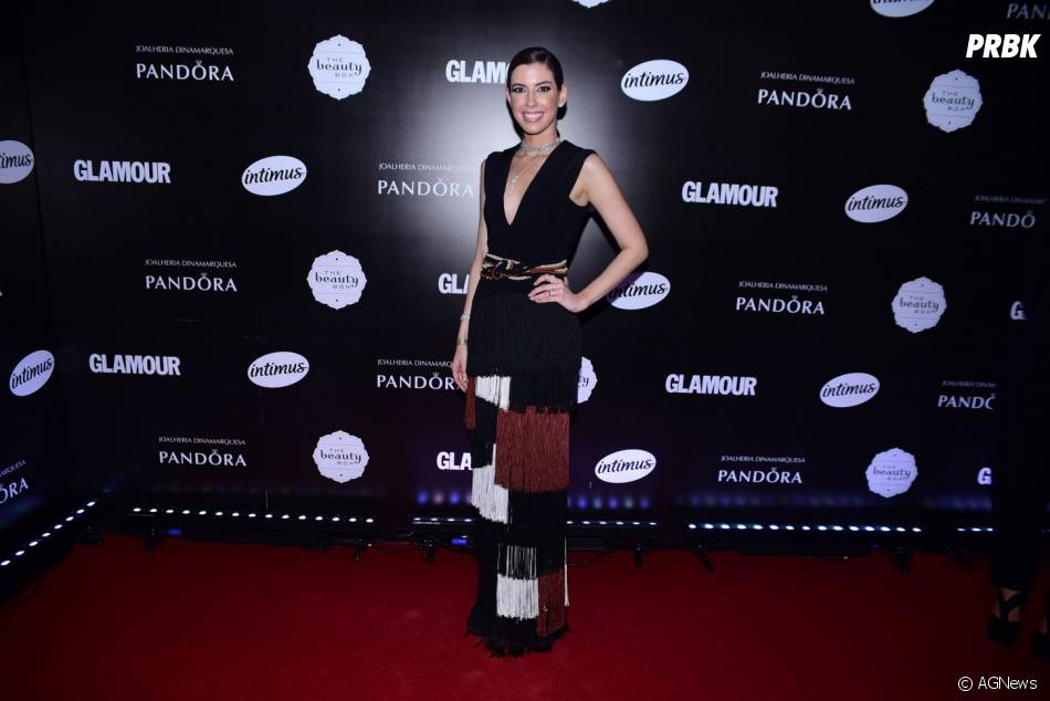 A it girl Camila Coutinho passou pelo tapete vermelho do Prêmio Geração Glamour