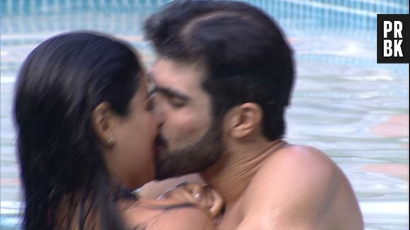 No "BBB16", Munik e Laham se beijam na piscina!
