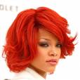 Rihanna com cabelo curto e vermelho vivo, em 2011