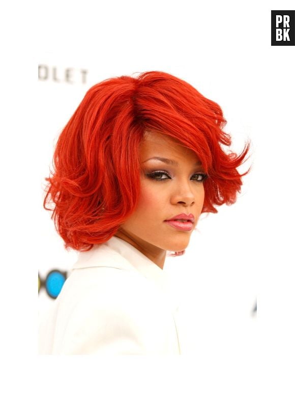 Rihanna com cabelo curto e vermelho vivo, em 2011