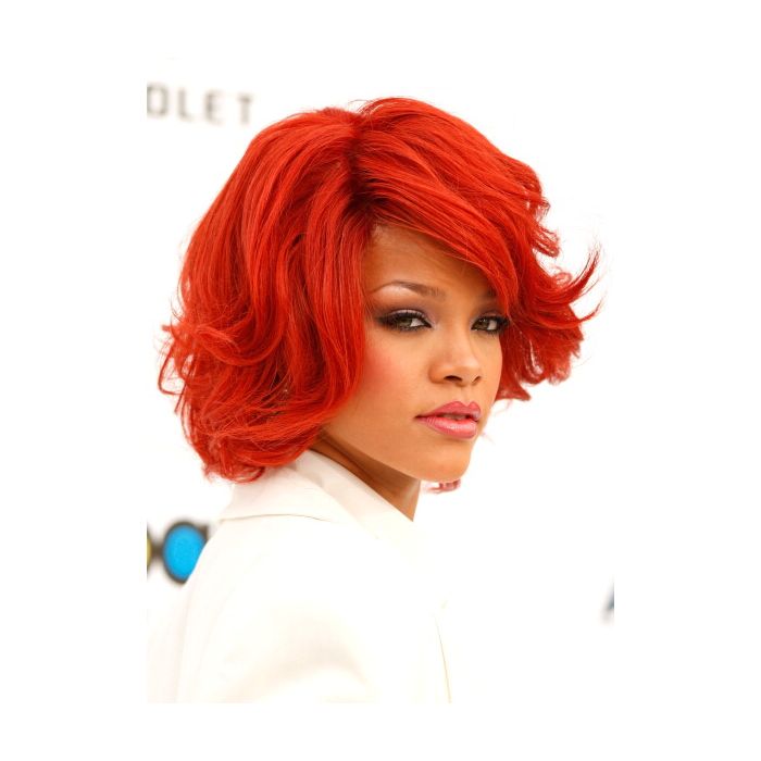 Rihanna com cabelo curto e vermelho vivo, em 2011