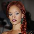 Com longas tranças vermelhas, Rihanna em 2011!