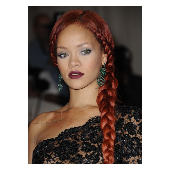Com longas tranças vermelhas, Rihanna em 2011!
